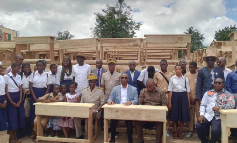 Photo of Établissements scolaires de Haut-Sassandra :   Mamadou Touré remet 10 000 tables-bancs et 288 650 kits scolaires