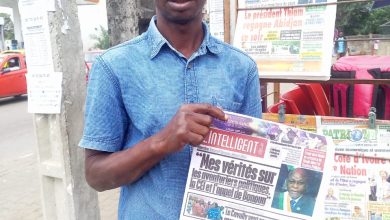 Photo of Diallo Mamadou, revendeur de journaux depuis 1996 aux 2 Plateaux : « Il y a des clients sexagénaires (doyens) qui viennent s’en procurer ».