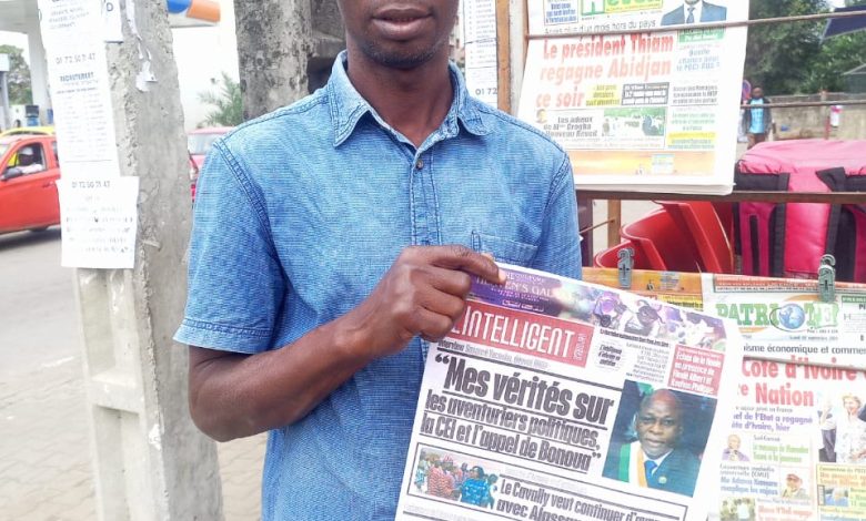 Photo of Diallo Mamadou, revendeur de journaux depuis 1996 aux 2 Plateaux : « Il y a des clients sexagénaires (doyens) qui viennent s’en procurer ».