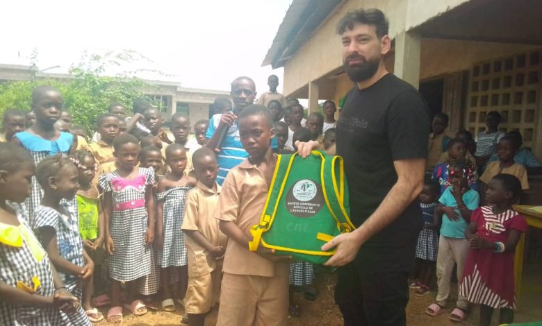 Photo of Rentrée scolaire 2024-2025 à Agboville-  Abdallah Hussein distribue des   kits scolaires  à des élèves