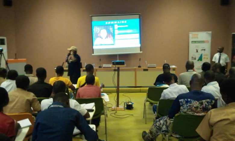 Photo of Yamoussoukro – La Fondation Houphouët-Boigny sensibilise des élèves sur les médias sociaux