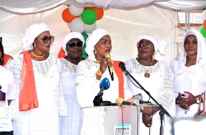 Photo of 51 nouveaux magasins  attribués aux commerçantes déguerpies de la grande mosquée d&rsquo;Adjamé-  Hadja Mariam Bakayoko, leur porte-parole: »Il faut côtoyer le ministre, gouverneur Ibrahima Cissé Bacongo avant de le juger »