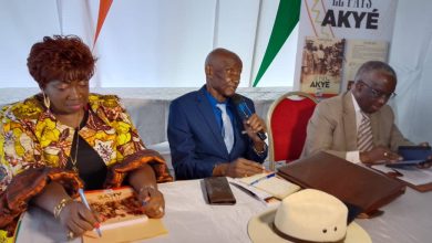 Photo of Dédicace littéraire-Léon Atsé Bonnefonds : « L’Akyé n’a pas l’habitude de prononcer le R»