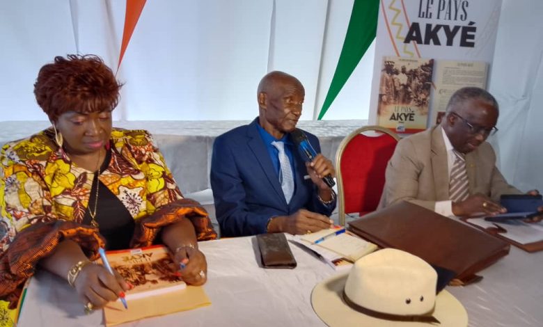 Photo of Dédicace littéraire-Léon Atsé Bonnefonds : « L’Akyé n’a pas l’habitude de prononcer le R»