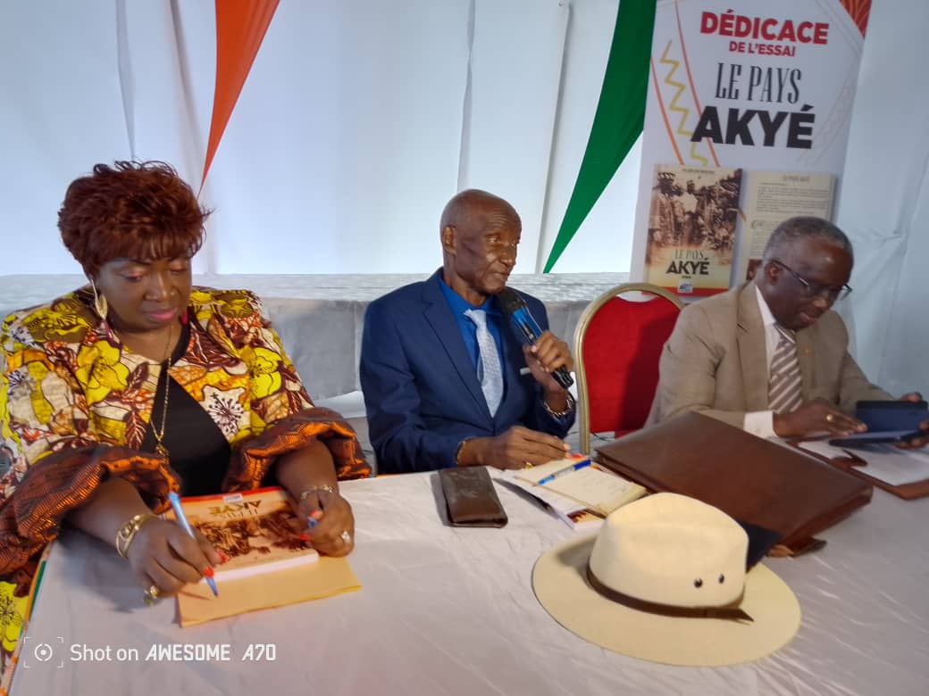 Le professeur Léon Atsé Bonnefonds a dit le mercredi le 30 octobre 2024, à la bibliothèque nationale à Abidjan-Plateau que l’Akyé n’a pas