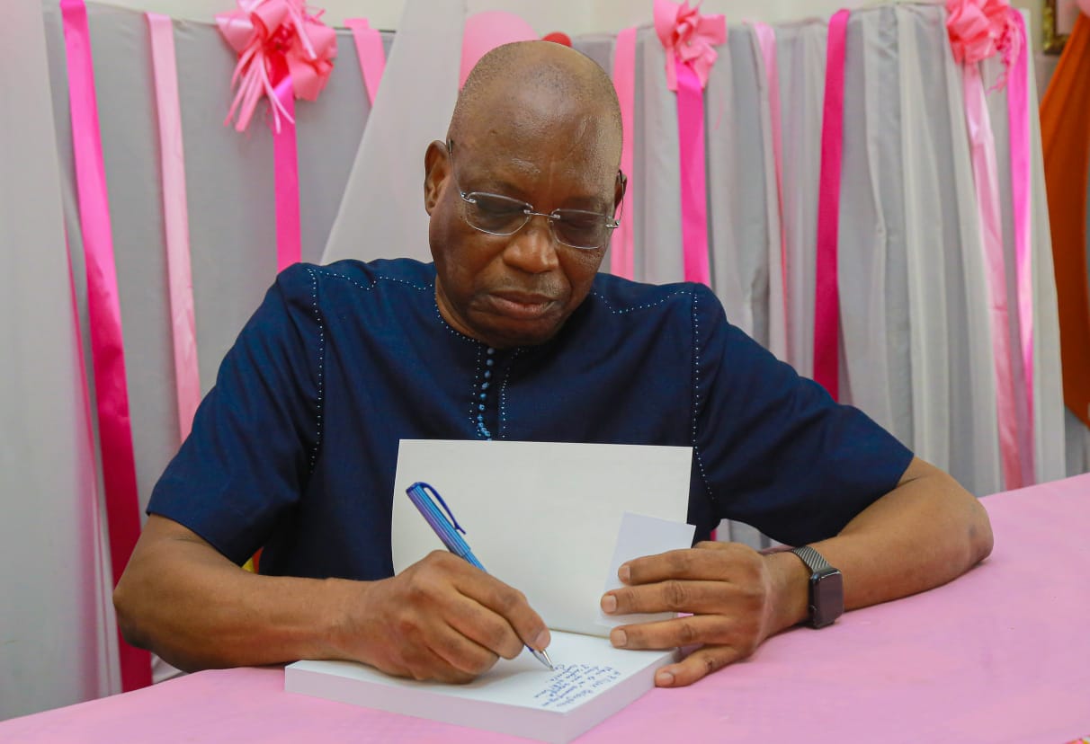 "Briser les chaînes de la pauvreté, ma longue marche de Ziguinchor aux Nations Unies" l'ouvrage autobiographique d'André François Carvalho,