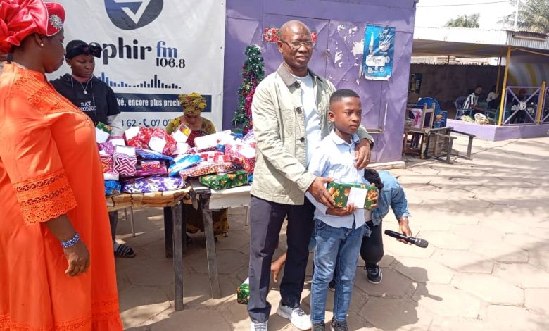 Photo of Arbre de Noël à Bouaké  : Une radio locale apporte le sourire à plus de 100 enfants du quartier Air France 2