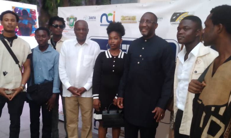 Photo of Toiles et Talents 2025-   Souleymane Diarrassouba apporte son soutien  aux peintres ivoiriens.