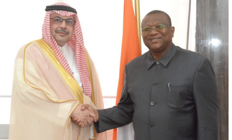 Photo of Red Sea Film Festival en Arabie Saoudite:     Amadou Coulibaly évoque la participation ivoirienne avec l’ambassadeur Saad Bin Bakheat   