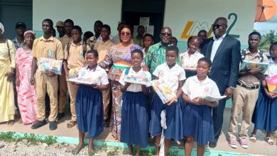 Photo of Agboville:   400 élèves soulagés par le maire 