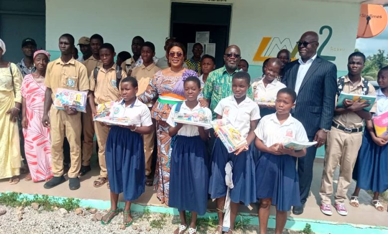 Photo of Agboville:   400 élèves soulagés par le maire 